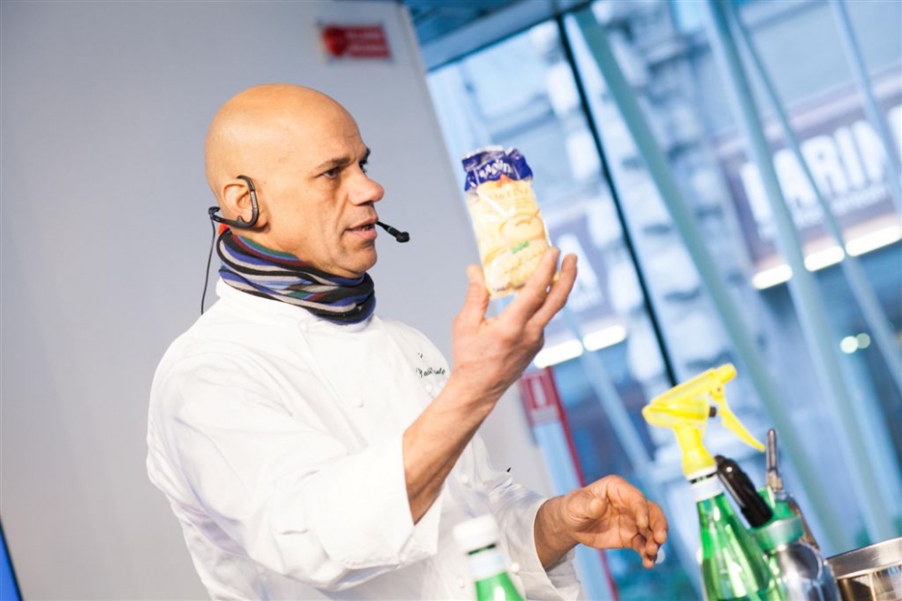 Galleria fotografica






Paolo Marchi apre le danze del ciclo "La cucina internazionale a Milano" con Awa Tourè e Thora Keita, madre e figlio che governano il ristorante di cucina maliano-africana Balafon, via Teodosio 6, zona Piola








Il piatto presentato dal Balafon: lo Yassa, preparazione tipica dell'Africa occidentale (Senegal e Mali), abbinabile a ogni tipo di carne e pesce. Sebbene musulmano di origini, Thora è italiano di nascita "e quindi non disdegno i salumi". 








Lo yassa con l'immancabile riso








Paolo Marchi con Mohammed Mabrouk, cuoco tunisino del ristorante Taglio in via Vigevano 10 (metrò Porta Genova). Con loro, in mezzo, lo chef di Taglio Domenico Della Salandra. Mabrouk ha raccontato i suoi 20 anni, l'arrivo in Italia a 5 e mezzo, tanti fratelli e lui solo con  il pallino della cucina seguendo/aiutando la madre








Mohammed Mabrouk ha presentato un'insalata di peperone rosso grigliata e poi pestata in un mortaio. Il prodotto simbolo del suo paese? Il dattero. La sua arancina di cous cous verrà inserita in carta da Taglio sulla scia di Identità 2015 e il peperone sarà uno dei piatti dei rubitt domenica 8 al Milano Food & Wine Festival





