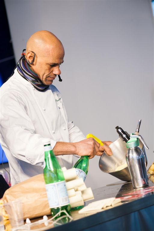 Galleria fotografica






Paolo Marchi apre le danze del ciclo "La cucina internazionale a Milano" con Awa Tourè e Thora Keita, madre e figlio che governano il ristorante di cucina maliano-africana Balafon, via Teodosio 6, zona Piola








Il piatto presentato dal Balafon: lo Yassa, preparazione tipica dell'Africa occidentale (Senegal e Mali), abbinabile a ogni tipo di carne e pesce. Sebbene musulmano di origini, Thora è italiano di nascita "e quindi non disdegno i salumi". 








Lo yassa con l'immancabile riso








Paolo Marchi con Mohammed Mabrouk, cuoco tunisino del ristorante Taglio in via Vigevano 10 (metrò Porta Genova). Con loro, in mezzo, lo chef di Taglio Domenico Della Salandra. Mabrouk ha raccontato i suoi 20 anni, l'arrivo in Italia a 5 e mezzo, tanti fratelli e lui solo con  il pallino della cucina seguendo/aiutando la madre








Mohammed Mabrouk ha presentato un'insalata di peperone rosso grigliata e poi pestata in un mortaio. Il prodotto simbolo del suo paese? Il dattero. La sua arancina di cous cous verrà inserita in carta da Taglio sulla scia di Identità 2015 e il peperone sarà uno dei piatti dei rubitt domenica 8 al Milano Food & Wine Festival








Mohammed Ali, egiziano de Il Pasto Giusto, in via Cesana 10 a Milano, metrò Cimiano. Ex pugile (di qui il nome), figlio di macellai, ha il culto degli gnocchi





