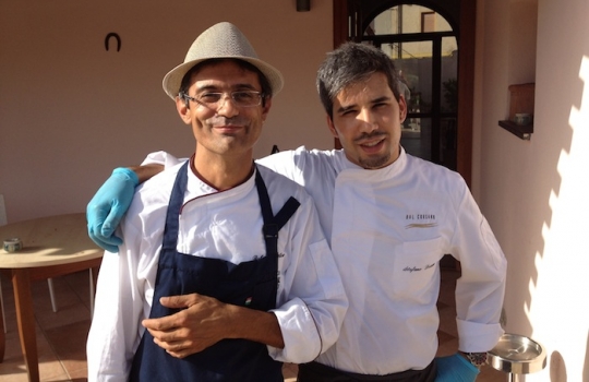 Galleria fotografica






Un'installazione eloquente al primo piano di Casa Puddu. La struttura in cui è inserito il ristorante ospita al primo piano una serie (molto mutevole) di opere d'arte di giovani artisti








La cantina dei vini del S'Apposentu ospita anche un numero notevole di forme di formaggio di varie stagionature (pecorino, soprattutto)








L'orto inserito nel complesso di Casa Puddu. E' il vero regno di Roberto Petza, che troverete molto abbronzato non certo perché se ne va al mare: trascorre ore a curare ortaggi e germogli da lui stesso piantati








Casa Puddu dall'esterno. Il complesso, risalente a inizio Novecento e ristrutturato di recente, offre un bell'esempio di liberty sardo (anzi campidanese, anzi della Marmilla) 








Galline razzolano nell'aia ricavata in un fazzoletto di Casa Puddu. Ve le ritroverete nel piatto in forma di brodo o carne (se non ci pensano prima le volpi del circondario, che vengono spesso a far strage di notte)








Gamberi con liquirizia e insalata estiva, entrée fresca e balsamica in carta al S'Apposentu








Zuppa con uova delle nostre galline, crema di patate, cipolle e tartufo scorzone di Nurallao








Ravioli di melanzane affumicate, tartufo scorzone e pecorino, una sintesi di proporzioni calibrate tra contenuto, contenitore e condimento








Maialino brado cotto nel fumo di mirto con salsa alla malvasia e patate affumicate: disossato, passato in padella, messo nel Roner 8 ore e poi ancora passato in padella. Carne molto tenera








Puistéris della cantina sociale Il Nuraghe, un bell'esempio di Semidano del Campidano Doc








Il viticoltore Pietro Lilliu tra le vigne della sua azienda in Marmilla








Dalle vigne della Cantina Lilliu di Ussaramanna esce anche il Dicciosu, un convincente Cannonau








I protagonisti nella "Cena del bosco", concertata in apertura del festival di Siddi Appetitosamente. Da sinistra si riconoscono 3 dei 4 autori (il quarto è lo stesso Petza): Emanuele Serra del Liit di Bangkok (Tailandia), Angelina Anyango Opondo del St. Kizito di Nairobi (Kenia) e Stefano Deidda del Corsaro di Cagliari. Un successone per 130 fortunati commensali








L'insalatina di capocollo di maiale piccante di Emanuele Serra, piatto d'apertura della Cena nel Bosco








Angelina Anyango Opondo. Alle sue spalle si ricnoscono Stefano Deidda e Domenico Sanna








La Fegua cun callu 'e crabittu e cambara crua: Fregua con caglio di capra e crudo di gamberi, un trionfo di latticità firmato Stefano Deidda. L'importante, come fanno molti, è non chiamarla "fregola"








Lo squadrone del S'Apposentu, prestato per una sera alla "Cena nel bosco" tra i lecci di Sa Fogaia, all'ombra di un antico nuraghe





