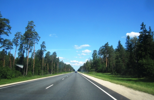 Galleria fotografica






Grande poco più della Svizzera, l'Estonia è la più settentrionale delle Repubbliche Baltiche. E' entrata nell'Ue nel maggio 2004 e, da gennaio scorso, adotta l'euro come moneta unica. Il 10% del suo territorio è composto da isole e isolotti (in tutto, 1.520)








<p>Tallinn, capitale dell'Estonia, ha 400mila abitanti circa, più o meno come Firenze. Nota come "città della pietra calcarea", la cinta muraria della complesso medioevale misura 2 km e conta su 26 torri. Uno spasso girare per i viottoli, specie nei giorni di sole</p>








Il più illustre cuoco della nazione è Dimitri Demjanov, co-autore del libro in foto, accademico dell'Estonian Culinary Institute nonché coach della delegazione nazionale estone in concorso agli ultimi Bocuse D'Or. Tecnica francese e fascinazioni scandinave contemporanee (Renè Redzepi, Claus Meyer...), si batte per la crescita gastronomica del Paese: «fino a due anni fa nessuno qui sapeva nulla sulla stagionalità dei prodotti...», spiega








Il ristorante Gloria di Dimitri Demjanov in centro a Tallinn. All'interno, un complesso di cunicoli scavati nelle mura della città, 2mila etichette esposte e una sala in cui assaggiarre piatti classici di stampo russo/francese come Aringhe alla Romanov o Scaloppe di foie gras. Per una cucina più contemporanea, rivolgersi all'Egoist, altra insegna di proprietà. Il nome tradisce l'inclinazione all'ego-riferimento del suo proprietario








La Sogliola del Gloria di Tallinn, impeccabile nella sua classicità (e non nella luce dello scatto, ahinoi)








Pane di segale, aringhe, patate, carne di maiale affumicata, merluzzo, grandi marinature per preservare gli alimenti nella rigidità dell'inverno. Sono i pilastri della cucina estone nel racconto di Dimitri Demjanov








La sala del Ristorante Ö, di gran lunga il migliore della Capitale, ai margini delle mura della città vecchia. In cucina, Dmitri Fomenko, 30 anni. In carta, i vini italiani sono elencati prima di quelli francesi. Prezzi medi delle 3 portate: 13, 23 e 8 euro. Degustazione di 6 portate: 65 euro








Tartare "non tradizionale" di manzo con insalata di acetosella e crema di crescione del Ristorante Ö di Tallinn








Pesce bianco con cavoli in infusione nella vaniglia e salsa alla zucca del Ristorante Ö di Tallinn








L'ingresso del Three Sisters Hotel alla fine della via Pikk, dentro le mura della città vecchia. E' l'unico boutique hotel di Tallinn ed è affiliato alla Relais & Chateaux. Nasce dall'unione di 3 edifici distinti, costruiti nel 1362 e uniti solo nel 2003 da un gran lavoro architettonico. In alta stagione le suite vanno da 410 a 946 euro a notte








Il Sigaro di foglie di cavolo, carne di maiale e salsa chili del Bordoo, ristorante dell'hotel Three Sisters di Tallinn, chef  Tõnis Siigur (foto De Cesare Viola)








Hell Hunt, il pub più frequentato dagli estoni di Tallinn, sulla via Pikk. E' il luogo perfetto per osservare la gente del posto - in agosto turisti da ogni dove, tra cui italiani a caccia di ragazze e britannici in cerca di alcolpop a basso prezzo - con una bella pinta di Rauchbier o Lager








Aringhe del Baltico arrosto su pane di segale, cetrioli marinati e  crème fraîche, il miglior piatto (peccato solo per quello zinzinello di troppo di cipolla) del Kaerajaan, l'insegna meno turistica di Raekoja, la piazza principale della città vecchia








C'è un filo rosso che da Tallinn conduce dritto alla Sicilia: il marzapane. In foto, esemplari realizzati con la nota pasta di mandorle al Martsipanituba Kalev, confettiere e pasticceria estone fondata nel 1806
 





