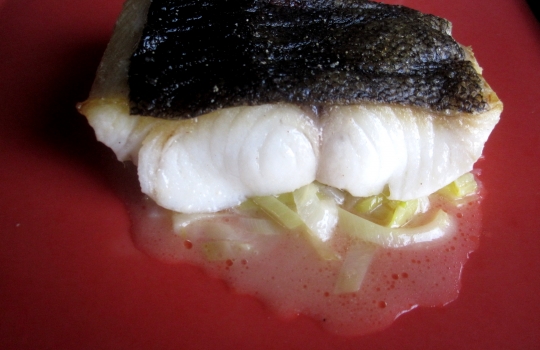 Galleria fotograficaCrema di piselli con cozza, il piatto in apertura del pasto da Gualtiero Marchesi a Erbusco, Brescia, telefono +39.030.7760562Astice in salsa d'astice, un piatto&nbsp;ispirato a un'opera dell'artista Emilio ScanavinoSpaghetti Felicetti in bianco e nero. Sul fondo, salsa al nero di seppia da mescolare con gli spaghetti. Da sempre al centro dell'ispezione marchesiana, la pasta sta per diventare protagonista di due interi menu ad hoc: "Intorno allo spaghetto" e "A tutta pasta"