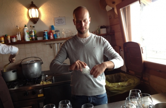 Galleria fotografica






La targa della baita Erio di Sopra a Mezzaselva di Roana (Vicenza), 600 metri sopra l'Altopiano di Asiago (che già di suo sta a 1.000 metri slm)








Ore 9: fervono i preparativi








La baita








Gli inquilini di Erio di Sopra













Nuvole sull'Altopiano di Asiago...








...mi si rischiarirà








Con Alessandro Dal Degan e Lorenzo Cogo, il sous chef della Tana Elia Consolaro (in nero) e Marco Locatelli, maitre/sommelier del Coq (seduto)








Come ci organizziamo?





