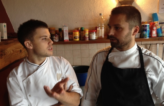 Galleria fotografica






La targa della baita Erio di Sopra a Mezzaselva di Roana (Vicenza), 600 metri sopra l'Altopiano di Asiago (che già di suo sta a 1.000 metri slm)








Ore 9: fervono i preparativi








La baita








Gli inquilini di Erio di Sopra













Nuvole sull'Altopiano di Asiago...








...mi si rischiarirà








Con Alessandro Dal Degan e Lorenzo Cogo, il sous chef della Tana Elia Consolaro (in nero) e Marco Locatelli, maitre/sommelier del Coq (seduto)





