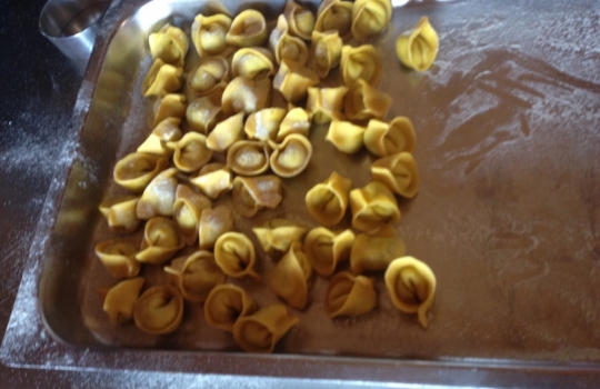 Galleria fotografica






La targa della baita Erio di Sopra a Mezzaselva di Roana (Vicenza), 600 metri sopra l'Altopiano di Asiago (che già di suo sta a 1.000 metri slm)








Ore 9: fervono i preparativi








La baita








Gli inquilini di Erio di Sopra













Nuvole sull'Altopiano di Asiago...








...mi si rischiarirà








Con Alessandro Dal Degan e Lorenzo Cogo, il sous chef della Tana Elia Consolaro (in nero) e Marco Locatelli, maitre/sommelier del Coq (seduto)








Come ci organizziamo?








Io intanto pulisco i calici








ore 12: ci si avventa sugli Asiago di varie stagionature, la polenta fresca e i salumi di montagna








La ricotta da latticello di Dal Degan: alla Tana è usata come sfondo in uno splendido piatto d'apertura con erbe aromatiche, verdure croccanti e siero del latte, qui servirà come ripieno dei Tortelli, assieme alle ortiche





