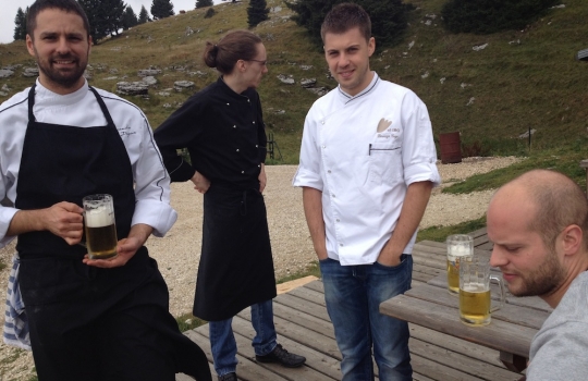 Galleria fotografica






La targa della baita Erio di Sopra a Mezzaselva di Roana (Vicenza), 600 metri sopra l'Altopiano di Asiago (che già di suo sta a 1.000 metri slm)








Ore 9: fervono i preparativi








La baita








Gli inquilini di Erio di Sopra













Nuvole sull'Altopiano di Asiago...








...mi si rischiarirà






