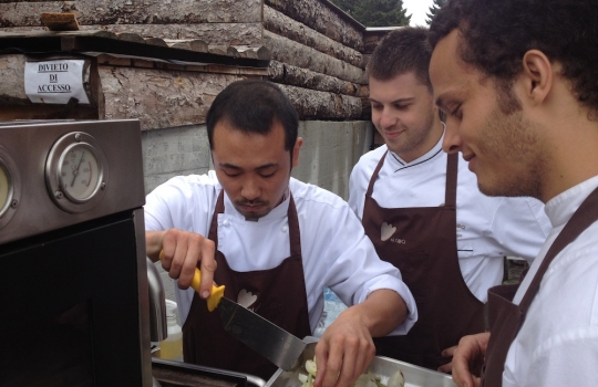 Galleria fotografica






La targa della baita Erio di Sopra a Mezzaselva di Roana (Vicenza), 600 metri sopra l'Altopiano di Asiago (che già di suo sta a 1.000 metri slm)








Ore 9: fervono i preparativi








La baita








Gli inquilini di Erio di Sopra













Nuvole sull'Altopiano di Asiago...








...mi si rischiarirà








Con Alessandro Dal Degan e Lorenzo Cogo, il sous chef della Tana Elia Consolaro (in nero) e Marco Locatelli, maitre/sommelier del Coq (seduto)








Come ci organizziamo?








Io intanto pulisco i calici








ore 12: ci si avventa sugli Asiago di varie stagionature, la polenta fresca e i salumi di montagna








La ricotta da latticello di Dal Degan: alla Tana è usata come sfondo in uno splendido piatto d'apertura con erbe aromatiche, verdure croccanti e siero del latte, qui servirà come ripieno dei Tortelli, assieme alle ortiche








I tortelli, chiusi in baita dai due staff








Alessandro smazza i tortelli, conditi burro e salvia








Tutti a tavola che fuori è freschino: 8-10°C








La brigata del Coq prepara il forno Myoven





