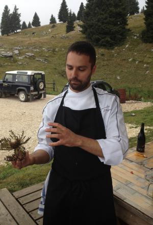 Galleria fotografica






La targa della baita Erio di Sopra a Mezzaselva di Roana (Vicenza), 600 metri sopra l'Altopiano di Asiago (che già di suo sta a 1.000 metri slm)








Ore 9: fervono i preparativi








La baita








Gli inquilini di Erio di Sopra













Nuvole sull'Altopiano di Asiago...








...mi si rischiarirà








Con Alessandro Dal Degan e Lorenzo Cogo, il sous chef della Tana Elia Consolaro (in nero) e Marco Locatelli, maitre/sommelier del Coq (seduto)








Come ci organizziamo?








Io intanto pulisco i calici








ore 12: ci si avventa sugli Asiago di varie stagionature, la polenta fresca e i salumi di montagna








La ricotta da latticello di Dal Degan: alla Tana è usata come sfondo in uno splendido piatto d'apertura con erbe aromatiche, verdure croccanti e siero del latte, qui servirà come ripieno dei Tortelli, assieme alle ortiche








I tortelli, chiusi in baita dai due staff








Alessandro smazza i tortelli, conditi burro e salvia








Tutti a tavola che fuori è freschino: 8-10°C








La brigata del Coq prepara il forno Myoven








Ci si prende in giro





