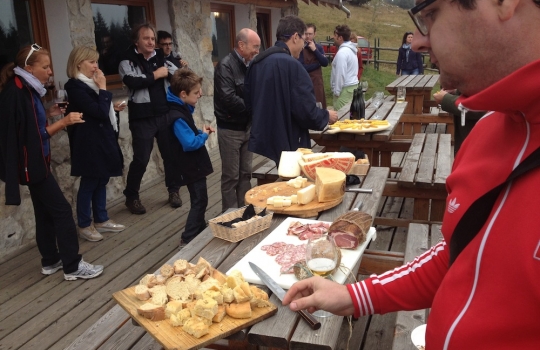 Galleria fotografica






La targa della baita Erio di Sopra a Mezzaselva di Roana (Vicenza), 600 metri sopra l'Altopiano di Asiago (che già di suo sta a 1.000 metri slm)








Ore 9: fervono i preparativi








La baita








Gli inquilini di Erio di Sopra













Nuvole sull'Altopiano di Asiago...








...mi si rischiarirà








Con Alessandro Dal Degan e Lorenzo Cogo, il sous chef della Tana Elia Consolaro (in nero) e Marco Locatelli, maitre/sommelier del Coq (seduto)








Come ci organizziamo?








Io intanto pulisco i calici





