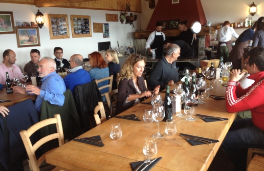 Galleria fotografica






La targa della baita Erio di Sopra a Mezzaselva di Roana (Vicenza), 600 metri sopra l'Altopiano di Asiago (che già di suo sta a 1.000 metri slm)








Ore 9: fervono i preparativi








La baita








Gli inquilini di Erio di Sopra













Nuvole sull'Altopiano di Asiago...








...mi si rischiarirà








Con Alessandro Dal Degan e Lorenzo Cogo, il sous chef della Tana Elia Consolaro (in nero) e Marco Locatelli, maitre/sommelier del Coq (seduto)








Come ci organizziamo?








Io intanto pulisco i calici








ore 12: ci si avventa sugli Asiago di varie stagionature, la polenta fresca e i salumi di montagna








La ricotta da latticello di Dal Degan: alla Tana è usata come sfondo in uno splendido piatto d'apertura con erbe aromatiche, verdure croccanti e siero del latte, qui servirà come ripieno dei Tortelli, assieme alle ortiche








I tortelli, chiusi in baita dai due staff








Alessandro smazza i tortelli, conditi burro e salvia





