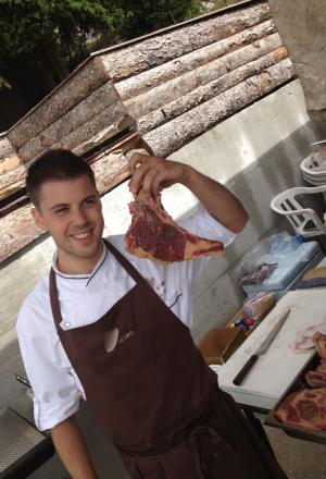 Galleria fotografica






La targa della baita Erio di Sopra a Mezzaselva di Roana (Vicenza), 600 metri sopra l'Altopiano di Asiago (che già di suo sta a 1.000 metri slm)








Ore 9: fervono i preparativi








La baita








Gli inquilini di Erio di Sopra













Nuvole sull'Altopiano di Asiago...








...mi si rischiarirà








Con Alessandro Dal Degan e Lorenzo Cogo, il sous chef della Tana Elia Consolaro (in nero) e Marco Locatelli, maitre/sommelier del Coq (seduto)








Come ci organizziamo?








Io intanto pulisco i calici








ore 12: ci si avventa sugli Asiago di varie stagionature, la polenta fresca e i salumi di montagna








La ricotta da latticello di Dal Degan: alla Tana è usata come sfondo in uno splendido piatto d'apertura con erbe aromatiche, verdure croccanti e siero del latte, qui servirà come ripieno dei Tortelli, assieme alle ortiche








I tortelli, chiusi in baita dai due staff








Alessandro smazza i tortelli, conditi burro e salvia








Tutti a tavola che fuori è freschino: 8-10°C








La brigata del Coq prepara il forno Myoven








Ci si prende in giro








Dal Degan e il cardo selvatico dell'Altopiano, un doloroso lavoraccio per tirare fuori la parte commestibile. Ma ne vale la pena...








...perché poi finirà in una squisita zuppa d'orzo, altro simbolo dell'Altopiano di Asiago








In accompagnamento, i fantastici vini bio del parmense Camillo Donati: Trebbiano, Barbera, Lambrusco e Ovidio (croatina), tutti rifermentati in bottiglia








Cogo assesta tra le griglie del forno le costatazze della Galizia








Sale sulle chuletas...





