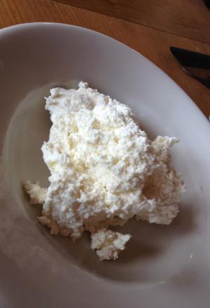 Galleria fotografica






La targa della baita Erio di Sopra a Mezzaselva di Roana (Vicenza), 600 metri sopra l'Altopiano di Asiago (che già di suo sta a 1.000 metri slm)








Ore 9: fervono i preparativi








La baita








Gli inquilini di Erio di Sopra













Nuvole sull'Altopiano di Asiago...








...mi si rischiarirà








Con Alessandro Dal Degan e Lorenzo Cogo, il sous chef della Tana Elia Consolaro (in nero) e Marco Locatelli, maitre/sommelier del Coq (seduto)








Come ci organizziamo?








Io intanto pulisco i calici








ore 12: ci si avventa sugli Asiago di varie stagionature, la polenta fresca e i salumi di montagna





