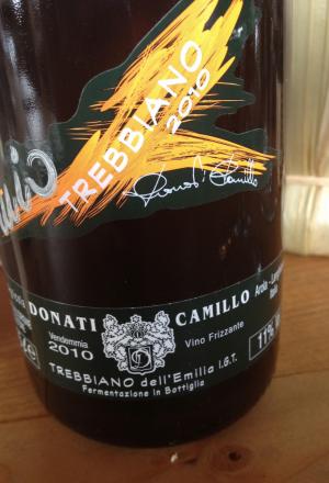 Galleria fotografica






La targa della baita Erio di Sopra a Mezzaselva di Roana (Vicenza), 600 metri sopra l'Altopiano di Asiago (che già di suo sta a 1.000 metri slm)








Ore 9: fervono i preparativi








La baita








Gli inquilini di Erio di Sopra













Nuvole sull'Altopiano di Asiago...








...mi si rischiarirà








Con Alessandro Dal Degan e Lorenzo Cogo, il sous chef della Tana Elia Consolaro (in nero) e Marco Locatelli, maitre/sommelier del Coq (seduto)








Come ci organizziamo?








Io intanto pulisco i calici








ore 12: ci si avventa sugli Asiago di varie stagionature, la polenta fresca e i salumi di montagna








La ricotta da latticello di Dal Degan: alla Tana è usata come sfondo in uno splendido piatto d'apertura con erbe aromatiche, verdure croccanti e siero del latte, qui servirà come ripieno dei Tortelli, assieme alle ortiche








I tortelli, chiusi in baita dai due staff








Alessandro smazza i tortelli, conditi burro e salvia








Tutti a tavola che fuori è freschino: 8-10°C








La brigata del Coq prepara il forno Myoven








Ci si prende in giro








Dal Degan e il cardo selvatico dell'Altopiano, un doloroso lavoraccio per tirare fuori la parte commestibile. Ma ne vale la pena...








...perché poi finirà in una squisita zuppa d'orzo, altro simbolo dell'Altopiano di Asiago





