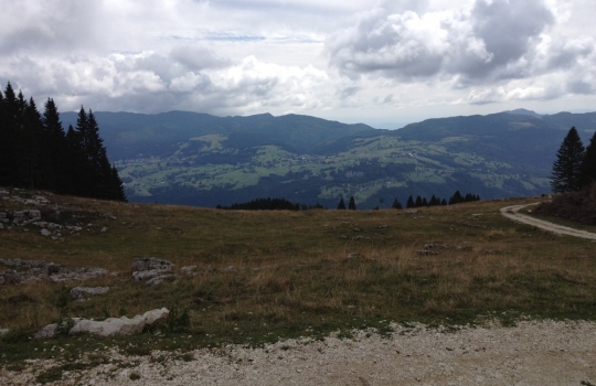 Galleria fotografica






La targa della baita Erio di Sopra a Mezzaselva di Roana (Vicenza), 600 metri sopra l'Altopiano di Asiago (che già di suo sta a 1.000 metri slm)








Ore 9: fervono i preparativi








La baita








Gli inquilini di Erio di Sopra













Nuvole sull'Altopiano di Asiago...





