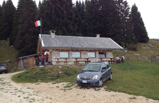 Galleria fotografica






La targa della baita Erio di Sopra a Mezzaselva di Roana (Vicenza), 600 metri sopra l'Altopiano di Asiago (che già di suo sta a 1.000 metri slm)








Ore 9: fervono i preparativi





