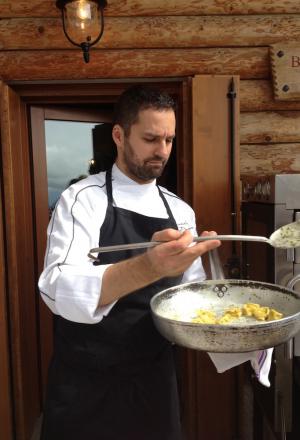Galleria fotografica






La targa della baita Erio di Sopra a Mezzaselva di Roana (Vicenza), 600 metri sopra l'Altopiano di Asiago (che già di suo sta a 1.000 metri slm)








Ore 9: fervono i preparativi








La baita








Gli inquilini di Erio di Sopra













Nuvole sull'Altopiano di Asiago...








...mi si rischiarirà








Con Alessandro Dal Degan e Lorenzo Cogo, il sous chef della Tana Elia Consolaro (in nero) e Marco Locatelli, maitre/sommelier del Coq (seduto)








Come ci organizziamo?








Io intanto pulisco i calici








ore 12: ci si avventa sugli Asiago di varie stagionature, la polenta fresca e i salumi di montagna








La ricotta da latticello di Dal Degan: alla Tana è usata come sfondo in uno splendido piatto d'apertura con erbe aromatiche, verdure croccanti e siero del latte, qui servirà come ripieno dei Tortelli, assieme alle ortiche








I tortelli, chiusi in baita dai due staff






