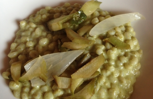 Galleria fotografica






La targa della baita Erio di Sopra a Mezzaselva di Roana (Vicenza), 600 metri sopra l'Altopiano di Asiago (che già di suo sta a 1.000 metri slm)








Ore 9: fervono i preparativi








La baita








Gli inquilini di Erio di Sopra













Nuvole sull'Altopiano di Asiago...








...mi si rischiarirà








Con Alessandro Dal Degan e Lorenzo Cogo, il sous chef della Tana Elia Consolaro (in nero) e Marco Locatelli, maitre/sommelier del Coq (seduto)








Come ci organizziamo?








Io intanto pulisco i calici








ore 12: ci si avventa sugli Asiago di varie stagionature, la polenta fresca e i salumi di montagna








La ricotta da latticello di Dal Degan: alla Tana è usata come sfondo in uno splendido piatto d'apertura con erbe aromatiche, verdure croccanti e siero del latte, qui servirà come ripieno dei Tortelli, assieme alle ortiche








I tortelli, chiusi in baita dai due staff








Alessandro smazza i tortelli, conditi burro e salvia








Tutti a tavola che fuori è freschino: 8-10°C








La brigata del Coq prepara il forno Myoven








Ci si prende in giro








Dal Degan e il cardo selvatico dell'Altopiano, un doloroso lavoraccio per tirare fuori la parte commestibile. Ma ne vale la pena...





