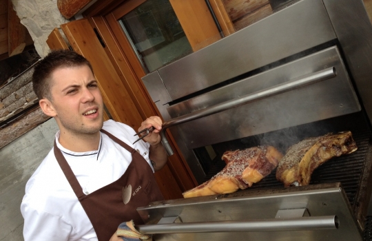 Galleria fotografica






La targa della baita Erio di Sopra a Mezzaselva di Roana (Vicenza), 600 metri sopra l'Altopiano di Asiago (che già di suo sta a 1.000 metri slm)








Ore 9: fervono i preparativi








La baita








Gli inquilini di Erio di Sopra













Nuvole sull'Altopiano di Asiago...








...mi si rischiarirà








Con Alessandro Dal Degan e Lorenzo Cogo, il sous chef della Tana Elia Consolaro (in nero) e Marco Locatelli, maitre/sommelier del Coq (seduto)








Come ci organizziamo?








Io intanto pulisco i calici








ore 12: ci si avventa sugli Asiago di varie stagionature, la polenta fresca e i salumi di montagna








La ricotta da latticello di Dal Degan: alla Tana è usata come sfondo in uno splendido piatto d'apertura con erbe aromatiche, verdure croccanti e siero del latte, qui servirà come ripieno dei Tortelli, assieme alle ortiche








I tortelli, chiusi in baita dai due staff








Alessandro smazza i tortelli, conditi burro e salvia








Tutti a tavola che fuori è freschino: 8-10°C








La brigata del Coq prepara il forno Myoven








Ci si prende in giro








Dal Degan e il cardo selvatico dell'Altopiano, un doloroso lavoraccio per tirare fuori la parte commestibile. Ma ne vale la pena...








...perché poi finirà in una squisita zuppa d'orzo, altro simbolo dell'Altopiano di Asiago








In accompagnamento, i fantastici vini bio del parmense Camillo Donati: Trebbiano, Barbera, Lambrusco e Ovidio (croatina), tutti rifermentati in bottiglia





