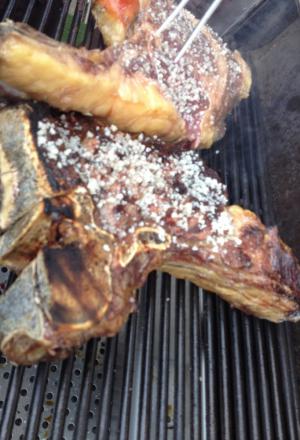 Galleria fotografica






La targa della baita Erio di Sopra a Mezzaselva di Roana (Vicenza), 600 metri sopra l'Altopiano di Asiago (che già di suo sta a 1.000 metri slm)








Ore 9: fervono i preparativi








La baita








Gli inquilini di Erio di Sopra













Nuvole sull'Altopiano di Asiago...








...mi si rischiarirà








Con Alessandro Dal Degan e Lorenzo Cogo, il sous chef della Tana Elia Consolaro (in nero) e Marco Locatelli, maitre/sommelier del Coq (seduto)








Come ci organizziamo?








Io intanto pulisco i calici








ore 12: ci si avventa sugli Asiago di varie stagionature, la polenta fresca e i salumi di montagna








La ricotta da latticello di Dal Degan: alla Tana è usata come sfondo in uno splendido piatto d'apertura con erbe aromatiche, verdure croccanti e siero del latte, qui servirà come ripieno dei Tortelli, assieme alle ortiche








I tortelli, chiusi in baita dai due staff








Alessandro smazza i tortelli, conditi burro e salvia








Tutti a tavola che fuori è freschino: 8-10°C








La brigata del Coq prepara il forno Myoven








Ci si prende in giro








Dal Degan e il cardo selvatico dell'Altopiano, un doloroso lavoraccio per tirare fuori la parte commestibile. Ma ne vale la pena...








...perché poi finirà in una squisita zuppa d'orzo, altro simbolo dell'Altopiano di Asiago








In accompagnamento, i fantastici vini bio del parmense Camillo Donati: Trebbiano, Barbera, Lambrusco e Ovidio (croatina), tutti rifermentati in bottiglia








Cogo assesta tra le griglie del forno le costatazze della Galizia





