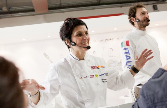 Galleria fotograficaLo stand di Acqua Panna e S.Pellegrino a Identit&agrave; Milano 2013Nello stand, l'illustrazione di Gianluca Biscalchin con le coppie protagoniste degli incontri organizzati alla tavola di Acqua Panna e S.Pellegrino durante il congresso