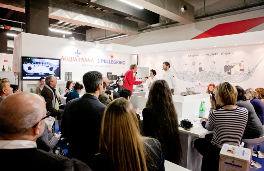 Galleria fotograficaLo stand di Acqua Panna e S.Pellegrino a Identit&agrave; Milano 2013Nello stand, l'illustrazione di Gianluca Biscalchin con le coppie protagoniste degli incontri organizzati alla tavola di Acqua Panna e S.Pellegrino durante il congressoCristina Bowerman, chef patron del Glass Hostaria e Romeo a Roma, era in coppia con Diego Confalonieri, campione di scherma nella specialit&agrave; spada - bronzo nella spada a squadre a Pechino
&nbsp;Diego Confalonieri e Cristina Bowerman all'opera allo stand