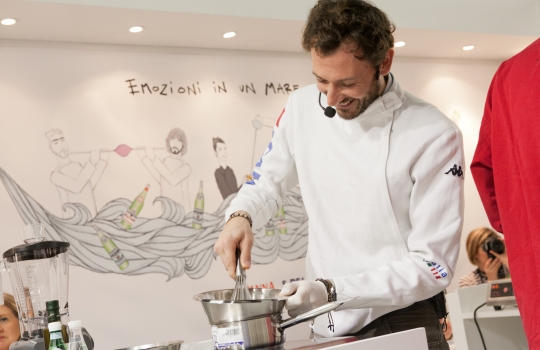 Galleria fotograficaLo stand di Acqua Panna e S.Pellegrino a Identit&agrave; Milano 2013Nello stand, l'illustrazione di Gianluca Biscalchin con le coppie protagoniste degli incontri organizzati alla tavola di Acqua Panna e S.Pellegrino durante il congressoCristina Bowerman, chef patron del Glass Hostaria e Romeo a Roma, era in coppia con Diego Confalonieri, campione di scherma nella specialit&agrave; spada - bronzo nella spada a squadre a Pechino
&nbsp;Diego Confalonieri e Cristina Bowerman all'opera allo standIl pubblico di Identit&agrave; Milano 2013 assiste all'incontro tra sport e cucina