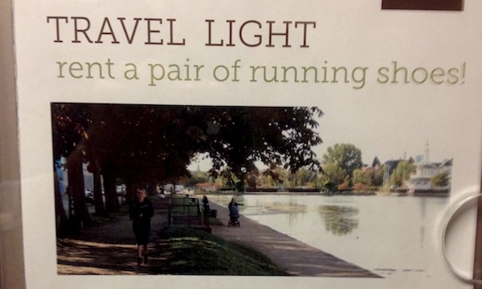 Galleria fotografica






In cammino verso il Noma. Il ristorante è al piano terra del palazzone più a sinistra. Per arrivarci dalla popolare insenatura di Nyhavn (il punto da cui è scattata la foto), occorre fare un bel giro. Ma si notano i lavori per la costruzione di un ponte. Che condurrà dritto all'insegna








Altra prospettiva sul Noma da Nyhavn. Il ristorante galleggia sulla Christianshavn, una delle tante isole artificiali che compongono Copenhagen








Di là del fiume, sulla lunga via che conduce allo spiazzo del Noma








Uno scenario molto tranquillo, di case pastello. Il silenzio è perché vanno tutti in bici













Al massimo si sente rombare qualche scafo








Il vascello davanti al Noma. Oltre a quella danese, sventolano le bandiere di Isole Far Oer e Groenlandia: le loro ambasciate sono nello stesso palazzo del ristorante. Coerenza nordica








Il retro del ristorante. L'80% delle 80 persone che lavorano al Noma viene a lavorare in bici, chef incluso








Dietro al ristorante, un'iscrizione ricorda i passeggeri scomparsi a bordo della danese Hans Hedtoft. Il transatlantico si scontrò il 30 gennaio 1959 contrò un iceberg in Groenlandia. Fu ritrovata solo una cintura di sicurezza
 








L'ingresso del ristorante, al civico 93 di Strandgade








La vista, ingresso alle spalle








Tra l'ingresso e la cucina a vista, spicca un corner di decoro simil-giapponese. A sinistra s'intravede Noma, time and place in Nordic Cuisine, edizioni Phaidon, un testo fondamentale per approfondire tutti i rivoli del Redzepi-mondo. La versione italiana si ordina qui








Una pianta di piccoli agrumi orla la cucina a vista








La porta d'ingresso vista dalla cucina








Le sedie, molto comode, sono anni Sessanta con schienali foderati di pelle di pecora, alcune più morbide di altre








I tavoli sono ampi e senza tovaglie. Attorno prevale il grigio e i colori rustici, sulle travi in legno del soffitto ma anche sulle divise dei ragazzi di sala








La finestra accanto al nostro tavolo








E' lo chef Rene Redzepi a introdurci al pasto: in un vaso di fiori danesi, l'unico pendaglio commestibile è una sorta di carta musica croccante (flatbread) di farina di malto all'aroma di ginepro. Nel piattino in basso, una deliziosa crème fraîche acida per intingerlo








Il flatbread è quello che svetta. "Ma se ci tenete, provate a mangiare anche i fiori", scherza Redzepi. Il cuoco scompare nelle segrete del Noma. Lo ritroveremo solo alla fine del pasto








Tutti i 14 appetizer si mangeranno con le mani. Unica posata, il coltello per tirar su e leccare la crème fraîche da sola (da fare quando tutti gli altri clienti son distratti, però)








Moss and Cep: Muschio di renna con polvere di funghi porcini. E' il corpo bianco, molto saporito ed evanescente, da intingere anch'esso nella crème fraîche
 








Crispy pork skin and black currant: Pelle di maiale croccante e ribes nero, lo strato più esterno. Aspro e croccante








Il ribes nero non ci lascerà prima di molto tempo








Blue mussels and celery: cozze e sedano. Solo due sono quelle buone








La parte inferiore del guscio è commestibile (ancora farina di malto)








Il quinto appetizer è nascosto in una deliziosa scatola di biscotti in latta della tradizione danese (chi non ricorda i Danish butter cookies?)








Cinque tondini, ma solo due "interessanti"








Si chiamano Cheese cookies, rocket and stems, letteralmente Biscotti al formaggio, ruchetta e gambi di erbe aromatiche, un felice snack potenzialmente riproducibile nei nord e nei sud del mondo








Appetizer #6: Potato and duck liver, Patate e fegato d'anatra: le patate croccanti sono in due strati e a mo' di sandwich racchiudono la mousse di fegato. La spolverata è di funghi trombette dei morti, disidratati e polverizzati, una tecnica che troveremo frequentemente








Dried carrot and sorrel, Carote grigliate a fuoco lento per 14 ore, disidratate e servite su polvere di fieno. Si intingono nell'emulsione di acetosella accanto. Un grande piatto perché di inattesa, energica acidità








Ottava entrée: Caramelized milk and cod liver, Biscotto di latte caramellato e fegato di merluzzo, quest'ultimo ghiacciato e pulito. Il secondo dona un aroma molto strong, che domina sul biscotto croccante. Per palati muscolari








Le uova dentro l'uovo








Pickled and smoked quails eggs, Uova di quaglia sbollentate, marinate e affumicate, un classico del Noma. Il tuorlo è completamente liquido








Col Veal fibres and söl, Filamenti di vitello e söl, decimo appetizer, entra in gioco per la prima volta un'alga di mare. E' il söl, appunto, dulse in inglese, Palmaria palmata nella tassonomia scientifica, un'alga rossa incastrata nei filamenti di vitello precedentemente tagliati sottili e poi fritti. Curioso l'impiatto a nido di ingredienti che alla fine incastrano terra e mare








Herb Toast and smoked cod roe, Toast alle erbe e uova di merluzzo affumicato, un'altra grandiosa tapa nordica da far su in due bocconi. Se non ricordiamo male, lo strato superiore è brodo di fegato d'anatra disidratato








Radish, soil and grass, Rapanello, "suolo" ed erba, un altro grande classico del Noma, un paesaggio commestibile di chiara genesi basca-adrianesca, molto replicato negli anni. Carote baby e rapanelli sono interrati in un "suolo" che è una crema di farina di malto con nocciole disidratate. Sotto ancora, uno yogurt di erbe. Finite le verdure, abbiamo chiesto dei cucchiaini per ripulire il suolo








Una foto (di spreadbutter) chiarisce meglio il contenuto del vasetto








Æbleskiver e muikku, penultimo appetizer, di concezione piuttosto recente. Un'antica tradizione dolce danese (Æbleskiver significa "piccoli pezzi di mela" ma la mela qui non c'è) è presentata in versione salata. Code e teste dei muikku, sorta di aringhe baby, sono infilzate in due bigné dall'impasto molto morbido con del ripieno di cetriolo marinato, ben riconoscibile al palato. L'aspetto dispone il cliente alla sfida ma la sua bizzarria visiva si scioglie presto in due bocconi morbidi, eleganti e deliziosi








Ultimo di 14 appetizer: Sorrel leaf and cricket paste, Foglia di acetosella (leggermente piccante) con pasta di grillo. Sì, proprio l'insetto dei prati, qui in consistenza di crema, inserita nel gambo dell'acetosella. Mettendo a fermentare grilli e orzo fermentato, Redzepi ha ottenuto una sorta di garum molto interessante, simile alla soia. Completa il piatto in foto, una granita di nasturzio ghiacciato








E il vino? Non producendo la Danimarca nettari di rilievo, è forse il capitolo meno allettante del Noma. La carta è un trionfo di vini ottenuti in climi freddi: francesi, tedeschi o austriaci soprattutto. Vini di acidità spinta che si combinano bene con le prevalenti acidità dei piatti. Le persone inquadrate nella foto hanno optato per il pairing coi succhi di frutta, quelli sì interessanti e autoctoni: il percorso prevede 7-8 succhi tra cui carote e ginepro, sedano e sedanorapa, cetriolo, eccetera. E i vini italiani? Pochi e tutti rossi, soprattutto di produttori di nebbiolo del Piemonte. "Ma li chiedono solo i norvegesi", ci raccontano








Terminati appetizer e main courses, sbirciamo i lavori in cucina. In primo piano, Samuel Nutter, sous chef inglese








Al centro, riconosciamo Matthew Orlando di San Diego, 35 anni e da 4 e mezzo head chef del Noma. Più tardi ci rivelerà che entro un paio d'anni aprirà il suo ristorante a Copenhagen. "E Renè che ne pensa?", chiediamo. "E' proprio lui a incoraggiarci a metterci in proprio", risponde Orlando. Vero, chiedere anche a Christian Puglisi








Ancora Orlando ci spiegherà che, tra sala, cucina, preparazioni e laboratorio, il Noma arriva a impiegare dall'alba a mezzanotte fino a 80 persone








La cucina prevede 7 comparti: il caldo, il freddo, la pasticceria, gli snack, produzione e mise-en-place, le preparazioni della squadra del mattino e la ricerca (su quest'ultima torneremo più avanti). Gli stagisti scelgono di lavorarci, sapendo di non essere pagati. Redzepi riceve un centinaio di curricula a settimana








Torniamo a tavola e troviamo nuove posate: rami appuntiti di sambuco








Servono a infilzare il primo delle portate "serie", Potato and snails, patate e lumache, servito in due piatti. Il primo è una terrina (rovente) di piccole deliziose patate affumicate e semiaffogate in una salsa al burro dolce e al tavolo spolverate con sale proprio di sambuco. Accanto, piccoli ceppi d'albero affumicati








Accanto, l'altra metà del piatto da infilzare coi bastoncini di sambuco: lumache glassate nel loro succo con burro dolce, olio al prezzemolo ed emulsione di piselli fermentati








Dopo 15 portate arrivano le posate. "Si torna alla civiltà", scherza il ragazzo di sala








...e arriva pure il pane, nascosto in una stoffa soffice con accanto due ciotoline che contengono burro da latte di capra e burro di grasso e crumble di maiale. Colesterolemici, vade retro








Solleviamo la stoffa: il pane è una pagnotta di lievito naturale di grano locale. La crosta è super-fragrante e il cuore molto sofficie e poroso








Cooked fava beans and beach herbs, Fave stufate gentilmente ed "erbe di spiaggia" (che poi sono diversi tipi di alghe di mare). Le fave sono fantastiche nella loro compattezza inaspettatamente dolce








Con la terza portata del ciclo "serio" veniamo ai ragazzi di sala: sono tutti molto professionali ma anche rilassati. Tra i 30 e i 40 anni, molti tatuati, ruotano di continuo al nostro tavolo: una trentina dei piatti sono stati serviti e illustrati da 10 camerieri diversi, molti dei quali cuochi dei livelli più alti della gerarchia. Il ragazzo in foto che ci serve Berries and cucumber, Bacche e cetrioli, si chiama Beau Clugston, è australiano e da poche ore è un nuovo sous-chef del Noma








Ai frutti di bosco e insalata di cetrioli si unisce del succo di camomilla...








...et voilà








Insalata di brown crab (granchi atlantici), tuorlo d'uovo, erbe di campo e il rosso sono le uova del granchio. I ragazzi si raccomandano di fare attenzione perchè potrebbe esserci del carapace o delle chele: la carne del granchio è stata rimossa tutta a mano. Noi ci scontriamo solo con un fresco schiaffo iodato








Accanto alle langoustine, scampi norvegesi, torna l'alga söl, questa volta in forma di emulsione con acqua di ostriche. I puntini rossi sono segale disidratata








Cavolfiore e pino, crema e rafano. Pensi a una capasanta e invece è un trancio di cavolfiore quello che spunta da sotto gli aghi di pino. E' ricavato dalla parte alta dell'ortaggio, arrostito a arricchito con gli aromi di pino, abete, ginepro e rafano. L'orto e il silvestre








Lucioperca con gambi di verdure. Impeccabile ma insolitamente classico nella sua concezione su salsa al burro e capperi. Incuriosisce la disposizione, che lascia intonsa più di metà del piatto. Come a voler lasciar libero il lucioperca di sguazzare di nuovo








Arrivano in tavola nuovi oggetti: olio di fieno e un cronometro. E' l'inizio del gioco di The hen and the egg, La gallina e l'uovo








The hen and the egg #2: attorno a un tegamino rovente su del fieno appena umido, notiamo una chips a spirale di patata e un uovo (d'anatra, ci dicono)








The hen and the egg #3: accanto al tegame, foglie di spinaci, aglio selvatico, germogli e fiori di campo vari








The hen and the egg #4. "Dovete rompere voi l'uovo e cuocerlo", ci spiegano armati di olio di fieno, che spruzzeranno nel tegame prima del nostro esercizio








The hen and the egg #5: son riuscito a non sbrodolare. Il piatto, spiegherà Redzepi poi, "E' un po' un invito sdrammatizzante a cucinare. Sono rimasto sorpreso dal fatto che tanti clienti non hanno mai rotto un uovo. Cerco di mostrare loro che la cucina è in fondo un esercizio molto elementare"








The hen and the egg #6: dopo 120 secondi esatti di cronometro, si uniscono all'uovo le verdure e si rimesta il tutto








The hen and the egg #7: tocco finale, una salsa di acetosella. Il piatto non è memorabile...








...ma il risultato è lo stesso delle 21 portate precedenti: piatto spazzolato The hen and the egg #8








Animelle di vitello, erbe di campo, funghi e sedanorapa. Un gran piatto, ma non esattamente quello che ti aspetti al Noma. Sottigliezze eh








A un passo dai dolci, il brusio in sala si fa più sostenuto. L'alcol e le discussioni sull'incredibile girandola di piatti provati








E il brusio lievita ancora al primo dei due dolci: Blueberries and ants, Mirtilli e formiche (la foto è di garyalanfine, avevo terminato le batterie). Il piatto è duplice: la foto mostra la prima metà, che racchiude una confettura di formiche tra due foglie di nasturzio. Ce la porta al tavolo Rosio Sanchez da Chicago, splendida coordinatrice dei dessert del Noma. E le formiche? Ci torniamo alla fine della gallery








Mirtilli e formiche parte seconda: accanto alle foglie di nasturzio con formiche, arriva un geniale sandwich con gelato di mirtilli (la foto è ancora di garyalanfine)








Ventiquattresimo e ultimo piatto, un "classico" Gammel Dansk, sorta di Jaegermeister danese qui sposato ad acetosella e latte disidratato. Apprezziamo la voglia di non sovraccaricare con ulteriori bombe al cioccolato o altre grasse cremosità che a fine pasto chiederebbero gli straordinari ai succhi gastrici (grazie ancora a garyalanfine)








Dopo oltre 3 ore di degustazione, ci si accomoda tutti nel dehors accanto: in vetrina spiccano grappe di Brunello








Potevano farti mancare lo skyr, il formaggio fermentato acido degli islandesi? Certo che no: agli albori della New Nordic Cuisine venne praticamente brandito da Redzepi come simbolo delle rivoluzione. L'arma per contrastare il dilagare dei formaggi francesi in Danimarca, così come l'olio di colza in vece dell'olio d'oliva








Riordinata la sala per la sera, Kim Sander e Matthew Orlando ci invitano a fare un sopralluogo nei back office del Noma








I ragazzi si divertono ma il lavoro è un massacro: tra il pranzo e la cena ci sono solo 45 minuti di pausa, dalle 17 alle 17.45. "Per questo", spiega Redzepi, "è fondamentale tenere chiuso due giorni, domenica e lunedì. Così stacchiamo da ogni pensiero. 7 su 7 sarebbe controproducente per l'umore di tutti"








Orlando ci mostra il gazebo all'aperto sul retro, dove si griglia e affumica qualsiasi cosa








Al primo piano, un tavolo da 9-15 persone che si aggiunge ai coperti del piano terra. "E' il nostro table's chef' , dice Orlando








Alle pareti, una felice riproduzione caricaturale della cucina di sotto








Nella sala accanto, uno squadrone di giovanissimi è perennemente alle prese con le pre-preparazioni








Tagliare, separare, sgusciare, sminuzzare...








Il terzo ambiente al primo piano è la sala del relax dei ragazzi...








...ma anche quella del grande capo...








...che infatti troviamo defilato ad affettare un mega-cavolo...








...che cavolo non è: "E' un fungo", rivela Renè Redzepi, "un regno che mi affascina tantissimo perché è vasto così", dice disegnando un cerchio molto ampio con le braccia, "mentre noi ne sappiamo tanto così", mima chiudendo pollice e indice. "Purtroppo questa stagione non è propizia per i funghi, troppo secca, ma non dispero"








Ma parliamo di formiche. Redzepì tira fuori un tupperwear brulicante di insetti che vagano rintontiti. "Non è questione di stravaganza o sensazionalismo", spiega, "occorre solo infrangere i nostri tabù, non come esercizio fine a se stesso, ma come esplorazione di tutti i flavour possibili"








"Senti che effluvi naturali di cardamomo escono da qui? Le formiche li rilasciano in modo del tutto naturale per tenere lontani i nemici", spiega








La sera stessa ci scrive su twitter la giornalista spagnola Julia Perez da Lima, spiegando che gli insetti amazzoni che cucina il cuoco venezuelano Sumito Estévez sanno invece di limone
 








"Un giorno, quando avrò tempo, spero non tra 10 anni, voglio trovare il modo di andare a visitare i più grandi macellai italiani". Un messaggio da girare subito a Cazzamali & co.








Formiche again, questa volta col petto rosso. La mirmecologia classifica nel mondo oltre 10mila specie di formiche, ognuna con il suo bagaglio aromatico








Si torna in cucina di sotto: Orlando controlla i vasi di malt flatbred che apriranno anche la cena








E i ragazzi affilano i rami di sambuco...








Mi preparano il conto: 576 euro in due, somma di due menu degustazione (200 euro l'uno) più una bottiglia di Grüner Veltliner Auslese trocken Spiegel di Fred Loimer (154 euro) e due calici di champagne di Christophe Mignon. A destra, Sune Østergaard, restaurant manager








Usciamo per esplorare il laboratorio del Nordic Food Lab che ci ha indicato Redzepi, in pratica una dépendance sull'acqua, proprio davanti al ristorante








L'ingresso del Nordic Food Lab. Ci lavorano quotidianamente 5 persone: docenti di scienze sensoriali dell'università di Copenaghen, antroplogi e docenti e studenti di Yale, parte del progetto Yale Sustainable Food Project








Il Nordic Food Lab è un'organizzazione no profit, fondata nel 2008 da Redzepi e Claus Meyer. Il suo scopo è esplorare gli orizzonti della cucina nordica attraverso la gastronomia tradizionale e moderna e condividere i risultati con chef, accademici, industria e pubblico








A fine pasto, ci sono 3 modi per riattivare la circolazione dopo il lungo pasto: il primo è salire sulla torre della Vor Frelser Kirke di Christianshavn (foto)








Una sfacchinata che vale, considerato il panorama. Al centro della foto, riecco la costruzione che ospita il Noma








Una seconda opzione, non proprio salutista, prevede di tornare di là del canale e attendere il tramonto con uno dei supercocktail del gazebo Ofelia. Prima che arrivi il gelo, però





