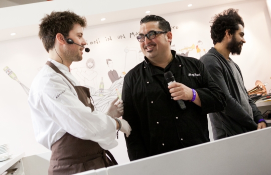 Galleria fotograficaLo stand di Acqua Panna e S.Pellegrino a Identit&agrave; Milano 2013Nello stand, l'illustrazione di Gianluca Biscalchin con le coppie protagoniste degli incontri organizzati alla tavola di Acqua Panna e S.Pellegrino durante il congressoCristina Bowerman, chef patron del Glass Hostaria e Romeo a Roma, era in coppia con Diego Confalonieri, campione di scherma nella specialit&agrave; spada - bronzo nella spada a squadre a Pechino
&nbsp;Diego Confalonieri e Cristina Bowerman all'opera allo standIl pubblico di Identit&agrave; Milano 2013 assiste all'incontro tra sport e cucinaDiego Confalonieri 