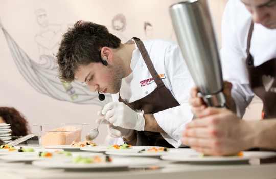 Galleria fotograficaLo stand di Acqua Panna e S.Pellegrino a Identit&agrave; Milano 2013Nello stand, l'illustrazione di Gianluca Biscalchin con le coppie protagoniste degli incontri organizzati alla tavola di Acqua Panna e S.Pellegrino durante il congressoCristina Bowerman, chef patron del Glass Hostaria e Romeo a Roma, era in coppia con Diego Confalonieri, campione di scherma nella specialit&agrave; spada - bronzo nella spada a squadre a Pechino
&nbsp;Diego Confalonieri e Cristina Bowerman all'opera allo standIl pubblico di Identit&agrave; Milano 2013 assiste all'incontro tra sport e cucinaDiego Confalonieri La seconda coppia: Lorenzo Cogo, chef patron del ristorante El Coq a Marano Vicentino, e Roy Paci, trombettista, compositore e &ldquo;gastrofonico&rdquo;
&nbsp;