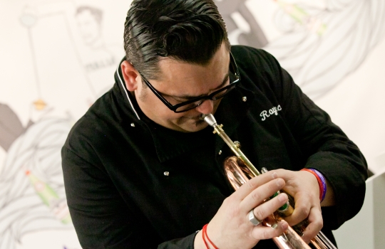 Galleria fotograficaLo stand di Acqua Panna e S.Pellegrino a Identit&agrave; Milano 2013Nello stand, l'illustrazione di Gianluca Biscalchin con le coppie protagoniste degli incontri organizzati alla tavola di Acqua Panna e S.Pellegrino durante il congressoCristina Bowerman, chef patron del Glass Hostaria e Romeo a Roma, era in coppia con Diego Confalonieri, campione di scherma nella specialit&agrave; spada - bronzo nella spada a squadre a Pechino
&nbsp;Diego Confalonieri e Cristina Bowerman all'opera allo standIl pubblico di Identit&agrave; Milano 2013 assiste all'incontro tra sport e cucinaDiego Confalonieri La seconda coppia: Lorenzo Cogo, chef patron del ristorante El Coq a Marano Vicentino, e Roy Paci, trombettista, compositore e &ldquo;gastrofonico&rdquo;
&nbsp;Nel duetto musica-cucina, Lorenzo Cogo prepara il suo piatto...