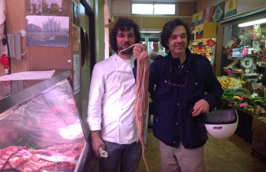 Galleria fotografica






Fabio Baldassarre al mercato Prealpi








Fabio Barbaglini fa la spesa al mercato Morsenchio per l'iniziativa Cuoco sociale








Lo chef Francesco Costanzo con il volontario del Comune di Milano al mercato Fusina








A ogni bollino corrisponde 1 euro: con 2 euro si può ricevere il ricettario con i menu di tutti gli chef, mentre con 5 euro si riceve la borsa con il logo del Comune di Milano contenente anche il numero di maggio de La Cucina Italiana








Costanzo al mercato Fusina








I banchi del mercato Prealpi








Mercato Ticinese








Fabio Barbaglini fa la spesa con l'assessore Franco D'Alfonso al mercato Morsenchio





