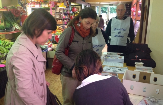 Galleria fotografica






Fabio Baldassarre al mercato Prealpi








Fabio Barbaglini fa la spesa al mercato Morsenchio per l'iniziativa Cuoco sociale








Lo chef Francesco Costanzo con il volontario del Comune di Milano al mercato Fusina








A ogni bollino corrisponde 1 euro: con 2 euro si può ricevere il ricettario con i menu di tutti gli chef, mentre con 5 euro si riceve la borsa con il logo del Comune di Milano contenente anche il numero di maggio de La Cucina Italiana








Costanzo al mercato Fusina








I banchi del mercato Prealpi





