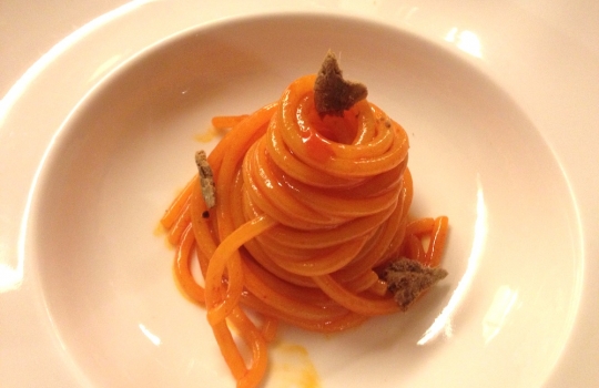 Galleria fotografica






Ravioli di latte di capra con funghi porcini alle erbe (1997)
La madre di tutte le paste ripiene craccobaronettiane.  Genesi 1997, in pieno fermento creativo alle Clivie. "E' il primo esempio di raviolo a bottone - rammenta Baronetto - Ricordo che andavo nel weekend a Giaveno, armato di tanica di plastica a comprare il latte di capra da un piccolo produttore. La cagliata era la farcia del raviolo: a contatto col caldo della cottura il ripieno si liquefaceva». Pasta ripiena d’estro ante-litteram. Un primo tornato in carta spesso negli anni milanesi. Prossimamente con asparagi verdi e tartufo nero (foto Italy behind the obvious)








Spaghetti fritti con composta di pomodoro e basilico fritto (2002)
Gli spaghetti sono cotti normalmente e poi fritti. Interessante la composta di pomodoro impigliata: si ottiene cucinando le solanacee interee in forno, su un letto di sale. Una volta scolate, ne rimane solo la polpa, un concentrato di gusto che poi si trita, condisce e incastra tra i rami di grano duro e il basilico fritto (Foto Bob Noto)








Rigatoni fritti, crema di broccolo e cozze (2003)
Anche qui, la pasta è cotta e poi fritta per un paio di minuti in padella, "come fosse una patatina". Troviamo così per la prima volta i rigatoni, un formato molto apprezzato da C&B: "E' per l'aria, per la cavità che racchiudono: sono belli e intrappolano il condimento, come dei mini-cannelloni" (Foto Bob Noto)








Garganelli d'uovo marinato alla amatriciana (2004)
I Garganelli al ragù sono la prima declinazione della tecnica dell'uovo marinato su un primo piatto: la denaturazione delle proteine del tuorlo, marinato nel sale e nello zucchero, origina una consistenza solida. E' l'affermazione dell'uovo come icona della cucina di Cracco. Dal 2004, la tecnica incontrerà numerose applicazioni ed evoluzioni: vedi il piatto in foto, oppure i celebri Spaghetti d’uovo marinato, ricci di mare e caffè (2009). E un terzo esempio ancora più recente alla fine di questa stessa gallery (foto Made in Photos)








Paccheri di gruyère (2004)
Un esempio di pasta non-pasta, un filone che negli anni ha coinvolto diversi cuochi (poco, a dire il vero, C&B). "Pasta non-pasta" perché, in questo caso, i paccheri non sono di grano duro ma di gruyère, formaggio svizzero. Il "pacchero" è servito su un'insalata. E' un piatto d'intermezzo, non confinabile al regno dei primi (Foto Bob Noto)








Tagliatelle di patate, alici e broccoli (2004)
Le tagliatelle sono in realtà gnocchi dalla forma allungata. Sono lasciate asciugare in cella e cotte normalmente. Il gusto è più dominante di quello di una tagliatela all'uovo. In stagione, ben accette le lamelle di tartufo (Foto Bob Noto)








Ravioli ripieni di maionese con ricci di mare e semi di basilico (2006) 
Evoluzione del piatto partorito alle Clivie (1997), non è un raviolo ma un bottone. E' fondato sul concetto di sottrarre pasta, il bordo del raviolo che comunemente eccede. E il condimento diventa contenuto, altro topos del procedere craccobaronettiano. In questo caso, la maionese è appena intiepidita (ma non si scioglie) ed esprime tutta la sua godibile grassezza e condimento (Foto Bob Noto)








Ravioli di broccoletti cotti sul rosmarino, semi di basilico e frutti di mare (2008) 
Un raviolo ottenuto con una tecnica interessante perché è cotto per affumicatura sul rosmarino. E così anche i frutti di mare, che cuociono per calore indiretto (foto Paolo Marchi)








Rigatoni, lattuga alla liquirizia e burro all'olio grattugiato (2009) 
Il burro all'olio è un altro importante capitolo della saga, aperto con l'ultima edizione de Lo Mejor de La Gastronomia ospitata a San Sebastian (ora è Alicante): Matteo Baronetto vinse il concorso internazionale dedicato all'extravergine di oliva con una Crema bruciata all'olio di vaniglia, seppia e garusoli. La vera novità è in quell 'burro all'olio', burro di cacao e olio crudo raffreddato, in questo caso grattuggiato sopra a rigatoni freddi, in una sorta di insalata di pasta con condimento semisolido e lattuga impanata nella polvere di liquirizia. Un altro scintillante antipasto/intermezzo (foto Brambilla/Serrani)








Timballo del Gattopardo (2009)
"Va bene l'uovo marinato e tutto il resto: ma perchè non provate a cimentarvi col Timballo di Maccheroni del Gattopardo? Quella sì è una ricetta coi contro*****", provocò il cliente gourmet. Non dirglielo due volte a C&B che son già lì a studiare e provare. Il risultato è in questo magnifico timballo che, più che sottrarre, stipa: rigatoni cotti, salsa al pomodoro, piselli, prosciutto, funghi secchi, rigaglie di pollo e coniglio... "cintare e tappare di pasta frolla tutto questo era già indice di grande creatività", commenta Baronetto, "del resto i Siciliani, già nel Seicento cucinavano l'anguilla con il coniglio"  (foto Altissimo Ceto)








Ravioli vegetali in pasta di riso su brodo di patate arrrostite (2010) 
Altri ravioli fatti a bottone, sono figli della fascinazione per la pasta di riso per celiaci di cui iniziano ad abbondare i supermercati: "Perché non utilizzarla come una pasta fresca qualsiasi? Ci siamo chiesti", racconta Baronetto, "il problema è però legato alla tenacia; è un prodotto facile a disfarsi, a meno che non la leghi con un po' di albume e latte" (della stessa famiglia, sono finiti in carta anche i Tagliolini di riso con caviale in insalata). E il brodo? E' un'infusione di patate arrostite crude su piastra (foto Arthur Angry)








Rigatoni con mastica e funghi porcini crudi (2011)
Altro piatto di cui si è parlato molto, giocato sul balsamico che si estrae dalla resina del lentischio, è piatto dell'anno a Identità Golose 2011. Valga il giudizio di allora di Paolo Marchi: "Mi hanno fulminato per profondità primordiale di sapori, i boschi di montagna e le pinete marittime, la macchia mediterranea e il tutto legato dalla intensa masticazione che i rigatoni richiedono". Un primo assoluto" (foto Brambilla/Serrani)








Tagliolini di farina di grano arso con salsiccia cruda e salsa al rafano (2012)
I tagliolini dell'anarchia, del cuoco che si ribella agli impilamenti ordinati, allo spaghetto impiattato col compasso. Una calata brutale e arruffata con un'altra costante importante: nei piatti di pasta non è il condimento a fare la diffierenza ma l'impasto. La salsiccia di vitello cruda col rafano mi ricordava un po’ il maiale col cren. Un'evoluzione più recente aggiunge uova di ricci (foto, brutta lo so, di Zanatta)





