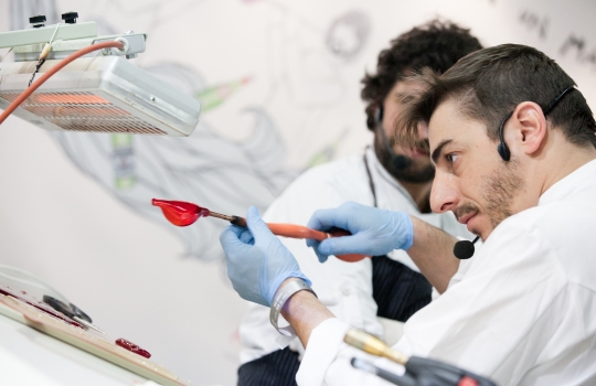 Galleria fotograficaLo stand di Acqua Panna e S.Pellegrino a Identit&agrave; Milano 2013Nello stand, l'illustrazione di Gianluca Biscalchin con le coppie protagoniste degli incontri organizzati alla tavola di Acqua Panna e S.Pellegrino durante il congressoCristina Bowerman, chef patron del Glass Hostaria e Romeo a Roma, era in coppia con Diego Confalonieri, campione di scherma nella specialit&agrave; spada - bronzo nella spada a squadre a Pechino
&nbsp;Diego Confalonieri e Cristina Bowerman all'opera allo standIl pubblico di Identit&agrave; Milano 2013 assiste all'incontro tra sport e cucinaDiego Confalonieri La seconda coppia: Lorenzo Cogo, chef patron del ristorante El Coq a Marano Vicentino, e Roy Paci, trombettista, compositore e &ldquo;gastrofonico&rdquo;
&nbsp;Nel duetto musica-cucina, Lorenzo Cogo prepara il suo piatto.....mentre Roy Paci suonaL'illustrazione di Biscalchin riprodotta nelle tovagliette dello stand Matias Perdomo ha duettato con Jordi Roca, pasticcere fuoriclasse de El Celler de Can Roca. I due sono uniti dalla passione comune per l&rsquo;arte dei dolci soffiati: Matias fa la sua celebre Cipolla Soffiata, Jordi un bon bon al vermuth e cioccolato