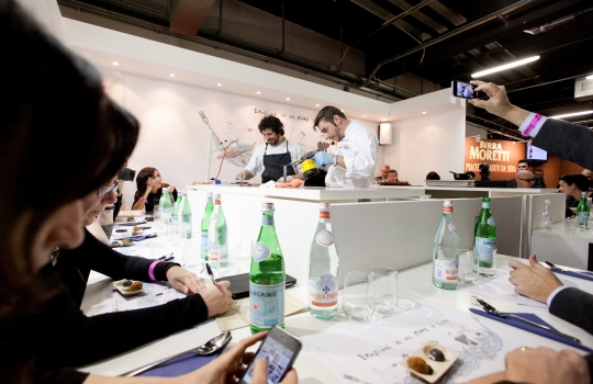 Galleria fotograficaLo stand di Acqua Panna e S.Pellegrino a Identit&agrave; Milano 2013Nello stand, l'illustrazione di Gianluca Biscalchin con le coppie protagoniste degli incontri organizzati alla tavola di Acqua Panna e S.Pellegrino durante il congressoCristina Bowerman, chef patron del Glass Hostaria e Romeo a Roma, era in coppia con Diego Confalonieri, campione di scherma nella specialit&agrave; spada - bronzo nella spada a squadre a Pechino
&nbsp;Diego Confalonieri e Cristina Bowerman all'opera allo standIl pubblico di Identit&agrave; Milano 2013 assiste all'incontro tra sport e cucinaDiego Confalonieri La seconda coppia: Lorenzo Cogo, chef patron del ristorante El Coq a Marano Vicentino, e Roy Paci, trombettista, compositore e &ldquo;gastrofonico&rdquo;
&nbsp;Nel duetto musica-cucina, Lorenzo Cogo prepara il suo piatto.....mentre Roy Paci suonaL'illustrazione di Biscalchin riprodotta nelle tovagliette dello stand Matias Perdomo ha duettato con Jordi Roca, pasticcere fuoriclasse de El Celler de Can Roca. I due sono uniti dalla passione comune per l&rsquo;arte dei dolci soffiati: Matias fa la sua celebre Cipolla Soffiata, Jordi un bon bon al vermuth e cioccolatoJordi Roca alle prese con la Cipolla Soffiata
