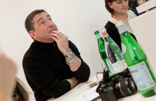 Galleria fotograficaLo stand di Acqua Panna e S.Pellegrino a Identit&agrave; Milano 2013Nello stand, l'illustrazione di Gianluca Biscalchin con le coppie protagoniste degli incontri organizzati alla tavola di Acqua Panna e S.Pellegrino durante il congressoCristina Bowerman, chef patron del Glass Hostaria e Romeo a Roma, era in coppia con Diego Confalonieri, campione di scherma nella specialit&agrave; spada - bronzo nella spada a squadre a Pechino
&nbsp;Diego Confalonieri e Cristina Bowerman all'opera allo standIl pubblico di Identit&agrave; Milano 2013 assiste all'incontro tra sport e cucinaDiego Confalonieri La seconda coppia: Lorenzo Cogo, chef patron del ristorante El Coq a Marano Vicentino, e Roy Paci, trombettista, compositore e &ldquo;gastrofonico&rdquo;
&nbsp;Nel duetto musica-cucina, Lorenzo Cogo prepara il suo piatto.....mentre Roy Paci suonaL'illustrazione di Biscalchin riprodotta nelle tovagliette dello stand Matias Perdomo ha duettato con Jordi Roca, pasticcere fuoriclasse de El Celler de Can Roca. I due sono uniti dalla passione comune per l&rsquo;arte dei dolci soffiati: Matias fa la sua celebre Cipolla Soffiata, Jordi un bon bon al vermuth e cioccolatoJordi Roca alle prese con la Cipolla Soffiata
Il duetto si esibisce davanti al pubblico 