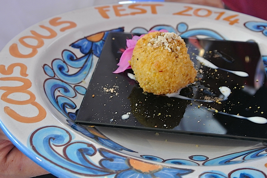 Galleria fotograficaIl cannolo di cous cous di Enrico Panero, del ristorante Da Vinci a Eataly Firenze, usato come evidenziatorePrima nazione in gara al Cous Cous Fest 2014 il Marocco con Majda Nabaoui, cuoca 19enne in forza all'Osteria Francescana a ModenaMajda Nabaoui, in Italia, a Modena, dall'et&agrave; di 9 anni, ha chiamato la sua proposta Da Modena al Marocco passando per la Sicilia, la sua colazione la mattina di sabatoI due concorrenti della Tunisia, entrambi in forza al Taglio a Milano, a destra Domenico della Salandra e al centro Mohamed Mabrouk catturato dalla bellezza della presentatrice Eliana Chiavetta