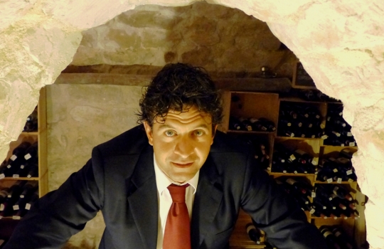 Galleria fotografica






IL MIGLIOR CHEF Cavit
Alessandro Negrini e Fabio Pisani
Il Luogo di Aimo e Nadia, Milano
Ne hanno fatta di strada questi due cuochi nati ai confini opposti d’Italia, Pisani in Puglia e Negrini in Valtellina, già premiati come sous-chef alla corte di Aimo e Nadia Moroni e ora primi assoluti. Da quando hanno la responsabilità del Luogo è sempre Grande Italia ma con sapori anche nuovi








LA MIGLIORE CHEF Sognatori del Gusto
Sara Preceruti
La Locanda del Notaio, Pellio Intelvi (Como)
L’Italia fatica a essere un paese per chef in rosa. Resiste la figura della cuoca che è anche moglie, fidanzata, figlia e raddoppia i fornelli di casa con quelli del locale. Sara Preceruti no. Lei ha scalzato lo chef uomo e ha legittimato stelle e onori con una personalità e sensibilità speciali








IL MIGLIOR CHEF STRANIERO Grana Padano
Kobe Desramaults
In De Wulf, Dranouter (Belgio)
Kobe, un nome che non puoi scordare, secco e netto, ha il grande merito di essere emerso con la sua cucina in un paese, il Belgio, che ha sempre avuto un rapporto stretto con la Francia. Ma lui è fiammingo, se ne infischia e tira diritto con menu solo suoi, prendere e godere. E a Gand ecco il bistrò








IL MIGLIOR SOUS-CHEF Lavazza
Alessandro Procopio
D’O, Cornaredo (Milano)
Non è facile il ruolo di numero due. Bisogna avere la sensibilità e l’intelligenza per capire e poi assecondare il proprio chef, nel caso di Alessandro Procopio il milanese Davide Oldani. Il re della cucina pop ha festeggiato i 10 anni di cucina popolare, resi golosi grazie anche al suo vice








IL MIGLIOR CHEF PASTICCERE Zafferano 3 Cuochi
Luca Sacchi
Cracco, Milano
Come ben raccontato in questa edizione dal suo patron Carlo Cracco, non è facile curare i dessert nel Ristorante Cracco perché non si deve avere la mentalità del pasticciere, bensì quella del cuoco che ragiona pensando anche al lato dolce. Luca Sacchi vi riesce e le sue preparazioni vincono








BIRRA IN CUCINA Birra Moretti
Daniele Usai
Il Tino, Ostia Lido (Roma)
Il Tino di Daniele Usai ha il gran merito, al Lido di Ostia, di non essere mai banale nelle proposte della carta. Non è il solito locale di mare e nemmeno nei bicchieri vengono versati i soliti vini. E la birra ha un ruolo importante, non è la fresca bionda per l’estate ma una realtà in cui credere








LA MIGLIOR CARTA DEI VINI E DISTILLATI Ruinart
Imago dell’Hotel Hassler, Roma
La carta dei vini e dei distillati dell’Imago, che ha nel sommelier Marco Amato il suo ambasciatore, è una delle tante medaglie da appendere nella bacheca dell’Hotel Hassler, scelte che spaziano in ogni direzione per qualità e intelligenza. L’opposto di quei posti che pensano solo ai nomi altisonanti








IL MIGLIOR MAîTRE Tenuta S.Anna
Donato Marzolla
Rossellinis di Palazzo Avino, Ravello (Salerno)
Donato Marzolla è un pugliese, brindisino, da anni al lavoro in Costiera Amalfitana. Indossa la casacca e i modi del maître come dovrebbe essere: una conoscenza enciclopedica dei vini (e non solo dei vini), il consiglio giusto mai imposto e l’ironia che in sala sbroglia le situazioni più intricate





