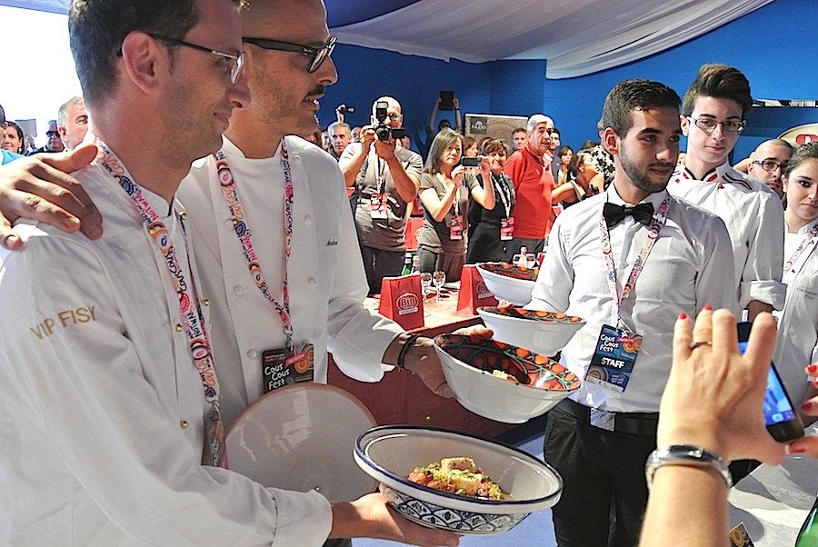 Galleria fotograficaIl cannolo di cous cous di Enrico Panero, del ristorante Da Vinci a Eataly Firenze, usato come evidenziatorePrima nazione in gara al Cous Cous Fest 2014 il Marocco con Majda Nabaoui, cuoca 19enne in forza all'Osteria Francescana a ModenaMajda Nabaoui, in Italia, a Modena, dall'et&agrave; di 9 anni, ha chiamato la sua proposta Da Modena al Marocco passando per la Sicilia, la sua colazione la mattina di sabatoI due concorrenti della Tunisia, entrambi in forza al Taglio a Milano, a destra Domenico della Salandra e al centro Mohamed Mabrouk catturato dalla bellezza della presentatrice Eliana ChiavettaL'Arancino di cous cous grazie al quale la Tunisia &egrave; arrivata alla finale a livello di giuria popolare superando il Marocco per appena un centesimo: 8,92 contro 8,91. Al suo interno scampi freschi. Nota curiosa: visto che eravano nel Trapanese, quindi Sicilia occidentale, sarebbe stato pi&ugrave; corretto chiamare il piatto ArancinaTre giorni di assaggi, tutto nel PalaBia, il tendone ridosso della spiaggia di San Vito Lo Capo. Il cielo ti invitava a mollare tutto e a tuffartiIl Cous Cous dolce, nome concreto del piatto della Francia, delle cuoche Marion Roger (cous chef di Alice Delcourt all'Erba Brusca a Milano) e Chiara Cilio, che hanno proposto un uso insolito del cous cous, in forma dolce, con tanto di gelato alla verbena. Con questo dessert, la Roger ha vinto il premio per l'originalit&agrave; e sfiorato il successo assoluto, centrato dalla Delcourt nel 2011 e 2012Maziar Farivar, radici iraniane e cittadinanza statunitense. Del suo piatto ricorderemo solo un eccessivo e gratuito uso del peperoncino. Doveva essere un cous cous nel segno dello Shrimp Jambalya ma, eliminato il prosciutto affumicato nel timore di imbattersi in musulmani in giuria, tutto &egrave; crollato.Il cous cous americano, un piatto imbarazzante, facile preferirgli quello francese. La giuria popolare ha votato il dessert 8,86 e il cous cous patriottico 7,86 (ma la giuria di esperti &egrave; stata ancora pi&ugrave; severa)Mohamed Mabrouk e Domenico della Salandra per una volta schierati nella giuria popolareIsraele in gara contro il Libano grazie a Michael Korenman, tutti presi in contropiede perch&eacute; si aspettavano un Michele, un lui e non una leiMichael Korenman &egrave; stata anche la cuica personale di Oprah Winfrey in America, conduttrice tiv&ugrave; e attrice. Il suo cous cous &egrave; piaciuto pi&ugrave; agli esperti che al pubblico. Ricco di spunti come i falafel, ottimi i singoli pezzi meno l'assemblaggio finale e un attimo inutile il tonno come nota del mare. Il piatto non aveva un nome: "Abbiamo avuto un'estata difficile per via della guerra che proprio non avevo pensato a come chiamarlo. Lo faccio ora e lo chiamo PACE". Applausi scrosciantiNahida Salman, cuoca libanese che dal 2006 vive a Ragusa in Sicilia, tra i suoi parenti anche l'attuale presidente della Repubblica del Libano Michel Suleiman. Il suo cous cous, lo Yakneh Tabule alla carne di agnello, &egrave; stato preferito per due centesimi dalla giuria popolare: 8,57 contro 8,55.Un dettaglio del cous cous libanese, il tabul&egrave; usato dalla chef come ripieno degli involtini di foglie di viteCome per Israele, la partecipazione dei cuochi della Palestina assume sempre un significato che trascende quello gastronomico. A volte ci scappa pure un signor piatto, non &egrave; stata questa la volta ma Hani Kasabra e Odeh Abu El Hawa hanno lo stesso strappato applausi. Se &egrave; stata un'estate pesante per chi vive in Israele, figuriamoci per loro (che, comunque, non arrivano da Gaza bensi da Betlemme). Sono ampiamente scusati se non hanno versato il miele in un cous cous di pollo e verdure in brodo, miele annunciato nel nome stesso della preparazione.Il Cous Cous con pollo e verdure della Palestina. Tanta buona volont&agrave;.Mamma Africa alias Konate Abibata, nativa di Abidjian e a Palermo dal 1994 dove presto avrebbe aperto un'osteria nel quartiere di Santa Chiara per i suoi connazionali ivoriani e via via per sempre pi&ugrave; italiani. Gi&agrave; nonna di sette nipoti, anima una fondazione a favore dei bambini del Burkina Faso, "un Paese ancora pi&ugrave; povero della Costa d'Avorio". Vincitrice due volte del Cous Cous Fest, 2006 e 2008, superata la Palestina per 9,11 contro 8,24, Mamma Africa si &egrave; aggiudicata il premio per la migliore presentazione.Mamma Africa ha chimato il suo cous cous Gli spiedini della nonna, lei ormai nonna e molto attaccata a sua madre. Per&ograve; gli spiedini di manzo non hanno sfilato. La cuoca ivoriana ha usato l'occasione per lanciare un messaggio di pace e di fratellanza tra le nazioni di Africa (la mano nera) e Europa (il fondo bianco) nel segno di un cuoro rosso e vivo. Il cous cous della Costa d'Avorio come &egrave; stato servito alla giuria tencica. Particolarmente scomodo e brutto il bicchiere per il sugo di carne, ma molto funzionale alla riuscita del piatto perch&eacute; uno poteva versarlo subito prima di papparselo. In finale invece Mamma Africa ha preferito, in assenza di bricchetti, versare il sugo prima di servire, ma cos&igrave; il torrino &egrave; risultato asciutto.