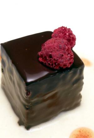 Galleria fotograficaPesce in scatolaTuorlo, scalogno, Beluga e caviale al tartufo neroAnguilla affumicata, acqua di spugnole e porri croccantiTagliatelle nere, polpa di riccio e bianco di seppiaGnocchi viola con crema di porri e tonno rossoVodka tonic