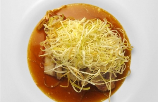 Galleria fotograficaPesce in scatolaTuorlo, scalogno, Beluga e caviale al tartufo nero