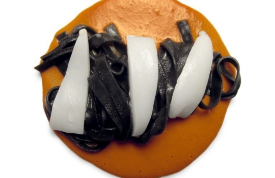 Galleria fotograficaPesce in scatolaTuorlo, scalogno, Beluga e caviale al tartufo neroAnguilla affumicata, acqua di spugnole e porri croccanti