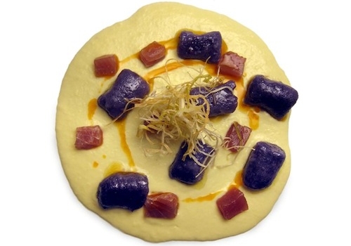 Galleria fotograficaPesce in scatolaTuorlo, scalogno, Beluga e caviale al tartufo neroAnguilla affumicata, acqua di spugnole e porri croccantiTagliatelle nere, polpa di riccio e bianco di seppia