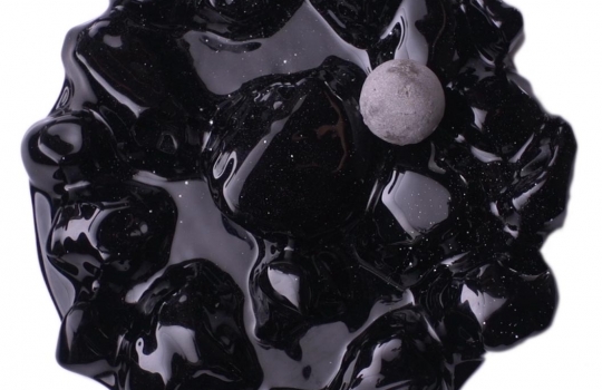 Galleria fotografica






Le prove generali








Prove del primo atto: al centro, il Bonsai di pica-pica


















Comincia la nostra esperienza: occhio all'indirizzo del centro Arts Santa Monica








Fuori staziona il van di Girona con tutto il nécessaire commestibile








Dentro, la targa coi ringraziamenti a tutti coloro che hanno lavorato al progetto








Per arrivare al set dell'opera si attraversa una mostra che proietta in oblò teaser coi motivi anticipatori di quel che troveremo dentro








Un altro teaser








Il set prima delle trasmissioni













Si parte








Una spirale ci introduce al viaggio








Al centro del tavolo, nascosto tra bonsai (un classico rochiano), pica-pica di bon bon rappresentativi di vari paesi: cevice peruviano, guacamole messicano, cous-cous marocchino...








Commensali spiazzati








Il sogno ha inizio: l'atto primo mette in tavola la Luna, sfere di tartufo bianco e nero con distillato terrestre








Intorno, un video di Franc Aleu, le musiche di Luca Francesconi e il tableware di Taller Luesma Vega








La luna








Atto secondo: lo spazio








Piatto dello spazio: aria di fichi di Cap de Creus








C'è un calice diverso per ogni atto: si passa dal cava agli champagne, dall'Armagnac ai Rioja a semplici gocce di distillati, versati anche sulla mano








Intorno, un altro splendido 3D di Franc Aleu, con le musiche di Sergi Caballero, Pedro Alcade








E' l'ofiuco, il tredicesimo segno zodiacale, tema del terzo atto













Atto quarto: Under the Sea, il set  diventa uno scenario sottomarino (vedi video 1)













E a tavola arriva una composizione golosissima di piatti di mare, servita in sculture di Pere Gifre e Dani Molina: vellutata di ricci grigliati, anemoni impanati, parmentier di octopus, marinata di frutti di mare e cirripedi













Tra un atto e l'altro, la voce calma di Josep Roca


















Atto Quinto, il Giardino delle Esperidi, dal sapore orientale: nel piatto, un fiore Mandala con limone, curry, bietole, mango, cocco, finocchio, yogurt, cannella, cardamomo, menta, zenzero, pepe, fiori, carciofi e agnello













Atto Sesto: il Corteggiamento













Motivi Yin Yang ovunque: nelle musiche di Albert Guinovart, nei video di Franc Aleu. E nel piatto dei Roca: Ostriche marinate in sherry Palo Cortado, salsa di ostriche, aglio bianco e nero








Ci si prepara ai fuochi d'artificio del settimo atto. I 12 camerieri si avvertono appena, se non quando illuminati dalle scenografie








Atto sette: i piatti sono creazioni ispirate ai fossili di Roos Van de Velde








Dopo la mela candita, tema dell'ottavo atto, l'opera assume i toni ancora più foschi nel nono, la Guerra: Royale d'oca con gocce di sangue di bietola. Le musiche di Wolfgang Mitterer e le immagini di Franc Aleu si fanno cruente (vedi video 2)








Atto Dieci: Misericordia/Morte








Spuma di patate viola, bon bon di gelato di genziana, midollo di vitello, rabarbaro con caviale e funghi trombette della morte. Attorno, fumi d'incenso di Artemisia








Dopo la Gloria (undicesimo atto, il piatto che respira del video 3) approdiamo rapidi alla chiusura del dodicesimo anno (il Risveglio della primavera)








Tutti vorrebbero ricominciasse








Amuse-bouche
Il Bonsai di pica-pica








Preludio
Brodo vegetale cotto in bassa temperatura con parole scritte





