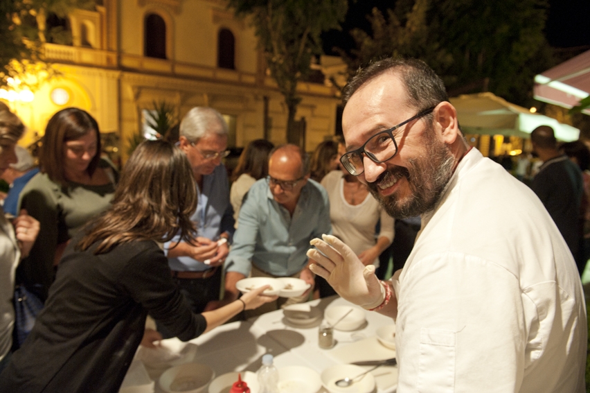PhotogalleryPaolo Parisi and his slice, Sixties styleRaffaele Vitale&nbsp;of&nbsp;Casa del Nonno 13&nbsp;in Mercato San Severino (Salerno) prepairs his finger foods made with saffron mozzarella