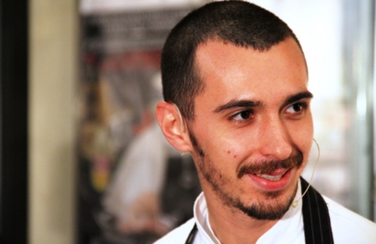 Galleria fotografica






IL MIGLIOR CHEF Cavit
Alessandro Negrini e Fabio Pisani
Il Luogo di Aimo e Nadia, Milano
Ne hanno fatta di strada questi due cuochi nati ai confini opposti d’Italia, Pisani in Puglia e Negrini in Valtellina, già premiati come sous-chef alla corte di Aimo e Nadia Moroni e ora primi assoluti. Da quando hanno la responsabilità del Luogo è sempre Grande Italia ma con sapori anche nuovi








LA MIGLIORE CHEF Sognatori del Gusto
Sara Preceruti
La Locanda del Notaio, Pellio Intelvi (Como)
L’Italia fatica a essere un paese per chef in rosa. Resiste la figura della cuoca che è anche moglie, fidanzata, figlia e raddoppia i fornelli di casa con quelli del locale. Sara Preceruti no. Lei ha scalzato lo chef uomo e ha legittimato stelle e onori con una personalità e sensibilità speciali








IL MIGLIOR CHEF STRANIERO Grana Padano
Kobe Desramaults
In De Wulf, Dranouter (Belgio)
Kobe, un nome che non puoi scordare, secco e netto, ha il grande merito di essere emerso con la sua cucina in un paese, il Belgio, che ha sempre avuto un rapporto stretto con la Francia. Ma lui è fiammingo, se ne infischia e tira diritto con menu solo suoi, prendere e godere. E a Gand ecco il bistrò








IL MIGLIOR SOUS-CHEF Lavazza
Alessandro Procopio
D’O, Cornaredo (Milano)
Non è facile il ruolo di numero due. Bisogna avere la sensibilità e l’intelligenza per capire e poi assecondare il proprio chef, nel caso di Alessandro Procopio il milanese Davide Oldani. Il re della cucina pop ha festeggiato i 10 anni di cucina popolare, resi golosi grazie anche al suo vice





