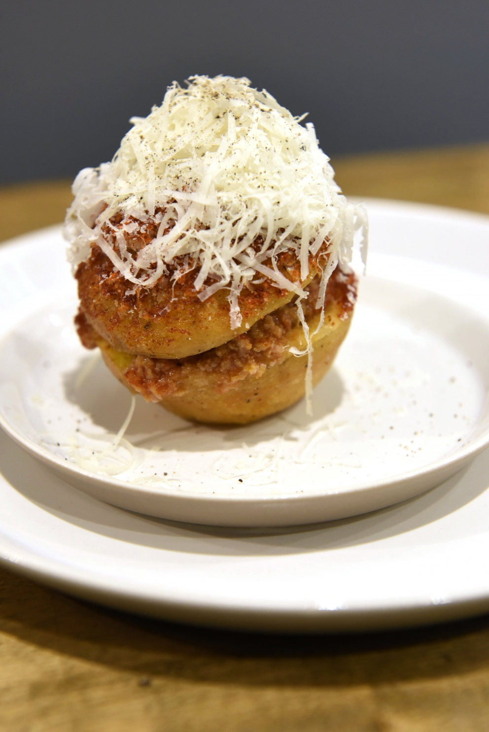 Photogallery






 La sala degustazioni del Roma FOOD&WINE Festival 2014: 200 vini di 59 aziende vinicole













 Da sinistra: Viviana Varese, Cristina Bowerman, Cesare Battisti e Luca Montersino 








 La coda alla vaccinara è caduta nel risotto di Cesare Battisti








Rosemary’s Ceci: Crema di ceci al curry con calamaretti, olio all’estratto di rosmarino e brodo intenso di calamari. Piatto di Viviana Varese








 Agnello & Carciofi di Cristina Bowerman








 Le degustazioni guidate organizzate da Helmuth Koecher













 Da sinistra: Andrea Provenzani, Angelo Sabatelli e Luciano Monosilio








 La mia Sicilia di Andrea Provenzani: Cous cous allo zafferano, ricciola, pesto al finocchietto, limone candito e pistacchi, cipolla al marsala, latte di mandorla








 Angelo Sabatelli: Riso, patate e cozze “secondo il mio punto di vista”





