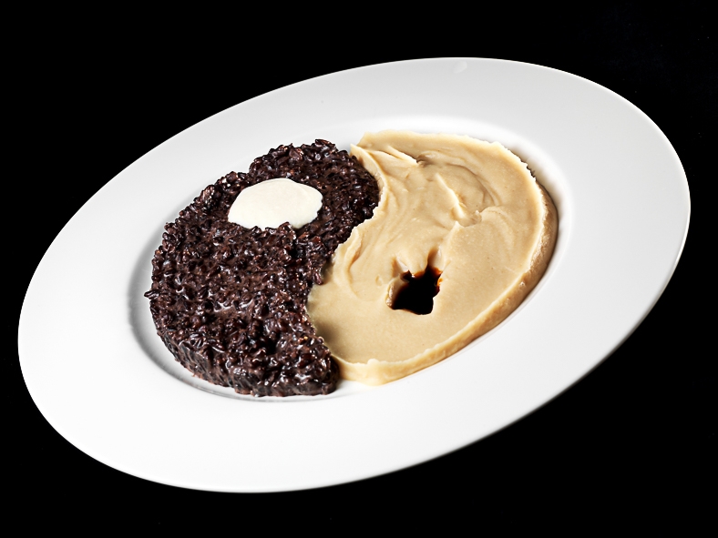 Galleria fotografica






Matteo Rizzo: Funghi porcini al timo
Matteo, il figlio di Elia Rizzo, chef e patron del pluristellato Desco a Verona, telefono +30.045.5953598, ha avuto il grande merito di essersi messo in gioco, forte di una decisone presa alcuni anni fa: nutrirsi in maniera prevalentemente vegetariana. Due piatti ben eseguiti, senza però speciali guizzi creativi in chiave vegana.








Matteo Rizzo: Crema di patate
Bella una frase detta da Matteo Rizzo, trent’anni, al momento di presentare la sua Crema di patate con porro caramellato allo zafferano e sapore di mare (per via dell’erba-ostrica): “Io mi ritengo una ristoratore”. Ecco uno che va oltre il concetto di chef, ormai svuotato da ogni significato e sostanza.








Mario Gagliardi: Dolce, salato, aspro
Ci si aspettava di più da un cuoco in forza al CascinaleNuovo dei fratelli Ferretto a Isola d’Asti nell’Astigiano, telefono +39.0141.958166. Di certo il giovane Mario Gagliardi ha messo nei due piatti la sua terra, andando anche oltre il tema per via del miele d’acacia in questa tavolozza di sapori e colori intitolata Dolce, salato, aspro, amaro in Piemonte. Tante cose, tanta volontà ma anche tanto da limare e correggere.





