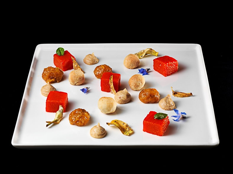 Galleria fotografica






Matteo Rizzo: Funghi porcini al timo
Matteo, il figlio di Elia Rizzo, chef e patron del pluristellato Desco a Verona, telefono +30.045.5953598, ha avuto il grande merito di essersi messo in gioco, forte di una decisone presa alcuni anni fa: nutrirsi in maniera prevalentemente vegetariana. Due piatti ben eseguiti, senza però speciali guizzi creativi in chiave vegana.








Matteo Rizzo: Crema di patate
Bella una frase detta da Matteo Rizzo, trent’anni, al momento di presentare la sua Crema di patate con porro caramellato allo zafferano e sapore di mare (per via dell’erba-ostrica): “Io mi ritengo una ristoratore”. Ecco uno che va oltre il concetto di chef, ormai svuotato da ogni significato e sostanza.





