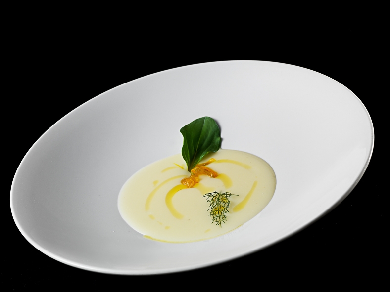 Galleria fotografica






Matteo Rizzo: Funghi porcini al timo
Matteo, il figlio di Elia Rizzo, chef e patron del pluristellato Desco a Verona, telefono +30.045.5953598, ha avuto il grande merito di essersi messo in gioco, forte di una decisone presa alcuni anni fa: nutrirsi in maniera prevalentemente vegetariana. Due piatti ben eseguiti, senza però speciali guizzi creativi in chiave vegana.





