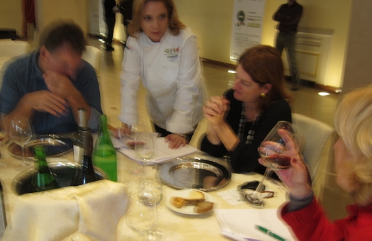 Galleria fotograficaParticolare della giacca da cuoca di Antonella Millarte, gastronoma, appassionata sostenitrice della causa della qualit&agrave; dell'agro-alimentare pugliese. Ha presentato l'intera giornata di Qoco 2011 alla Tenuta Cocevola ad AndriaLo chef Ishii Hidenao e il giornalista Shingeru Haiashi, socio di Eataly in Giappone
Posate surgelate per il sashimiL'Insalata di orata cruda di Ishii HidenaoYuko Suyama, giornalista giapponese da tempo trapiantata a Milano